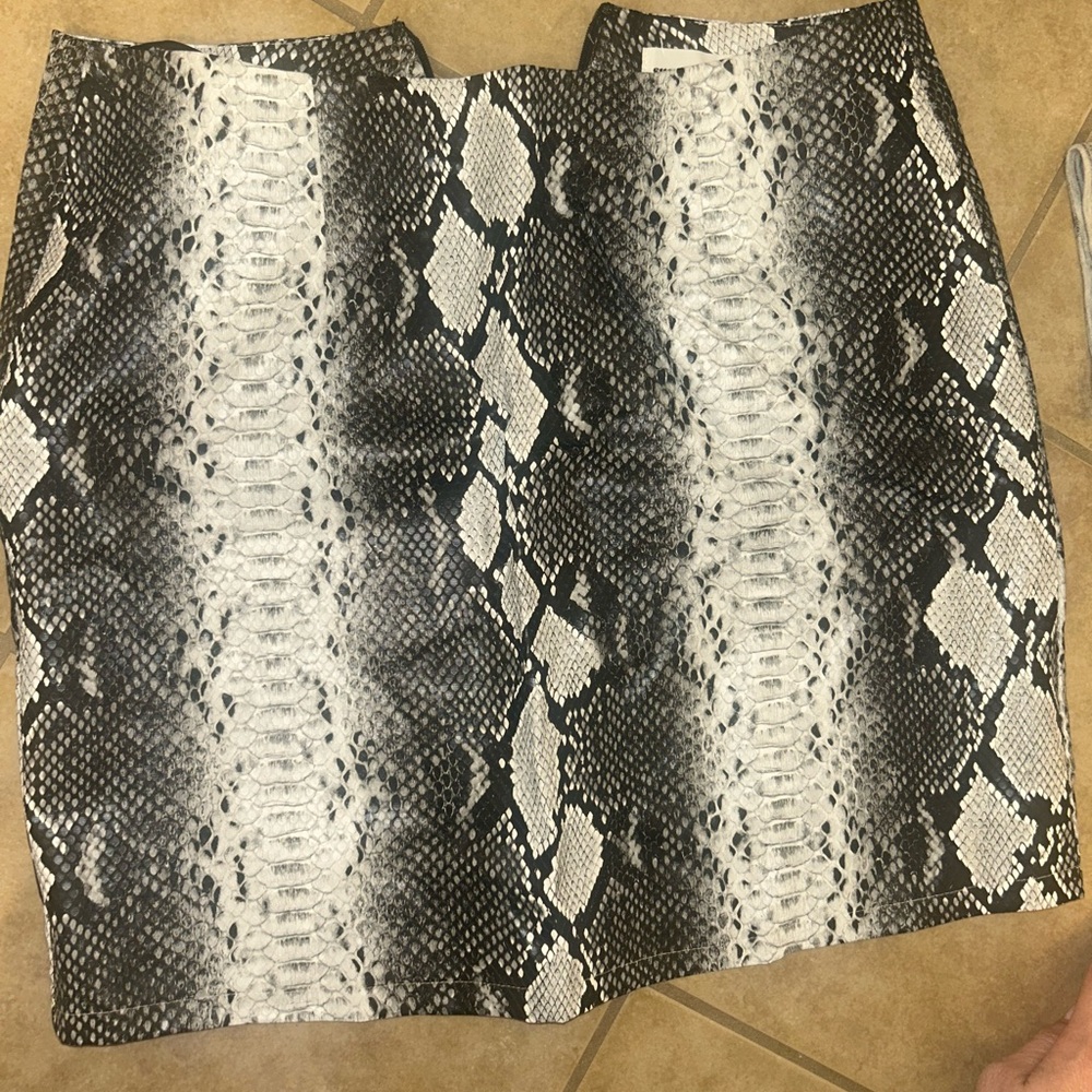 Stylish Black and White Snake Print Skirt